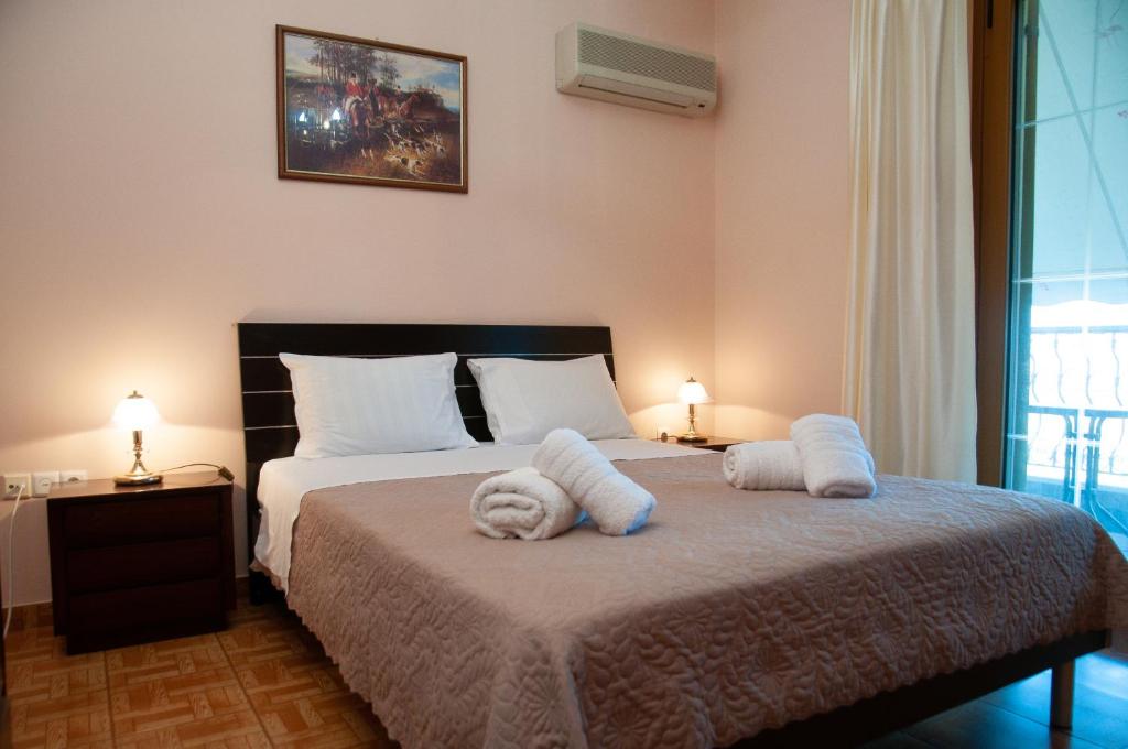 Postel nebo postele na pokoji v ubytování stratigato