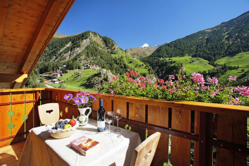 Nespecifikovaný výhled na hory nebo výhled na hory při pohledu z hotelu