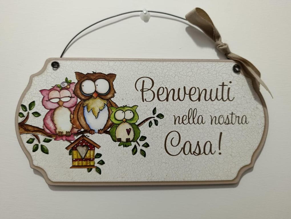 ein Schild mit einer Eule und zwei Eulen darauf in der Unterkunft Maison Lydie in Velletri