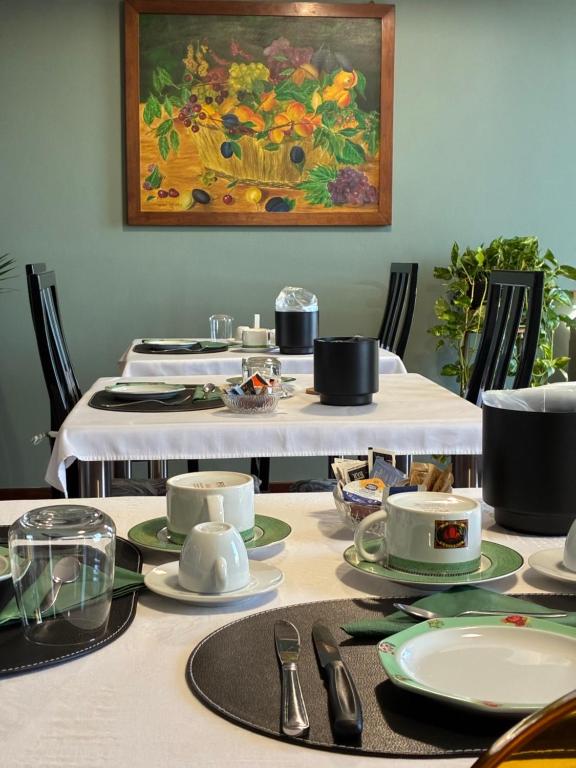 een tafel met borden en keukengerei erop bij Affittacamere Lively in Novara