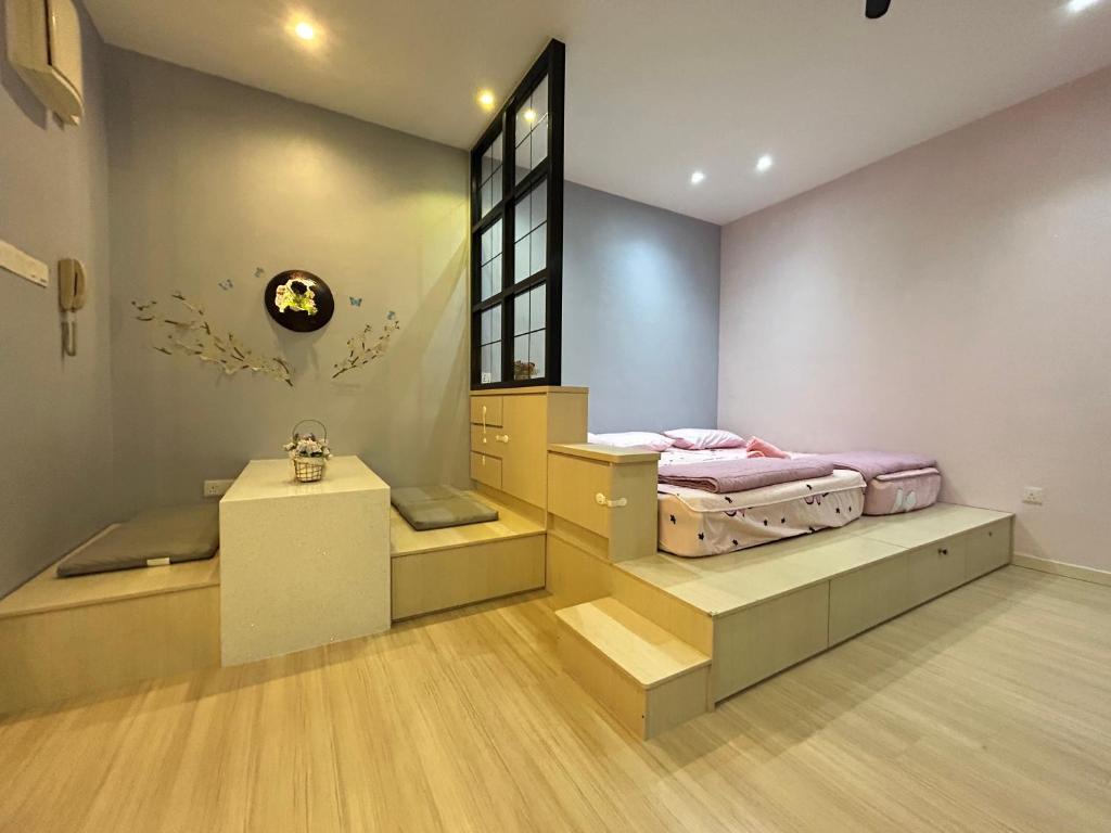 una habitación con dos camas y una ventana en USJ One HomeStay by Jack, en Subang Jaya