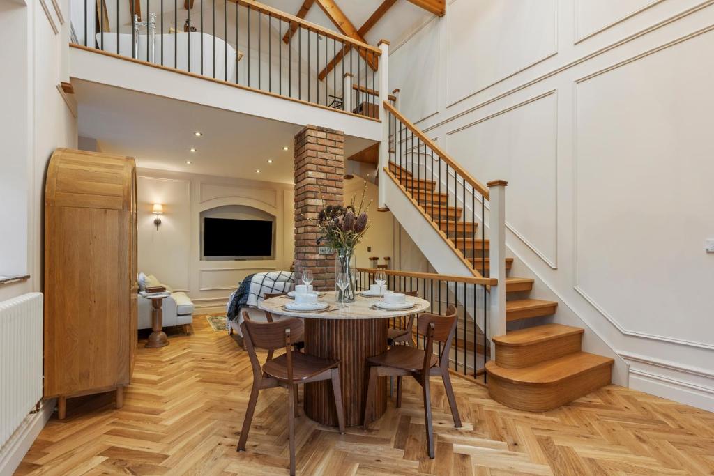 Et tv og/eller underholdning på Luxury 2 Bed Church Conversion with Hot Tub