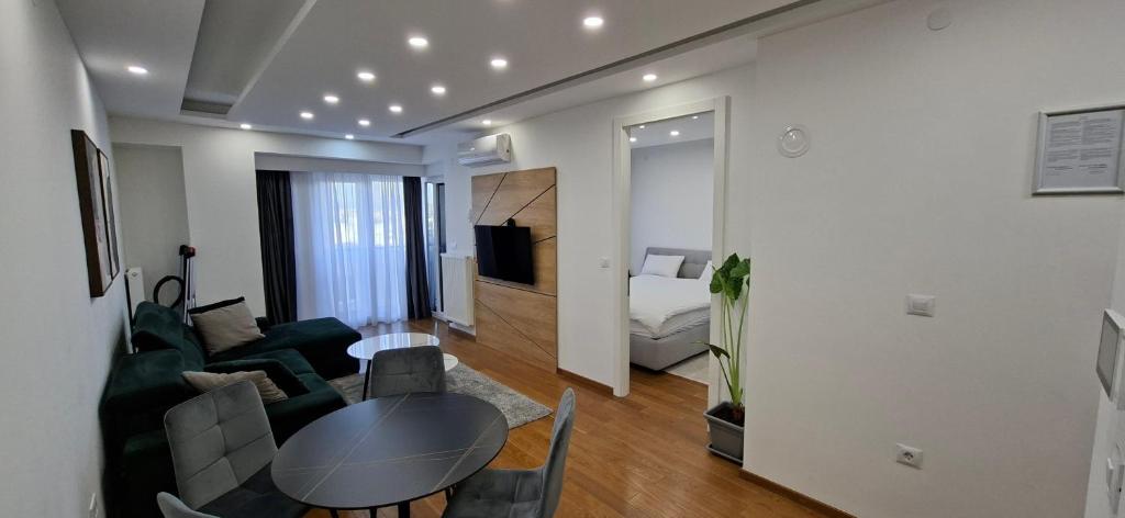 ein Wohnzimmer mit Sofa und Tisch in der Unterkunft Extra Apartman Palata in Banja Luka