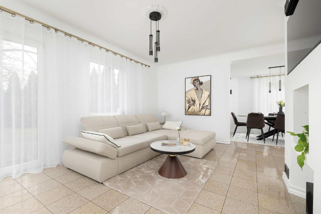 Et opholdsområde på Unique House with 3 Bedrooms, Garden and Air Conditioning by Noclegi Renters