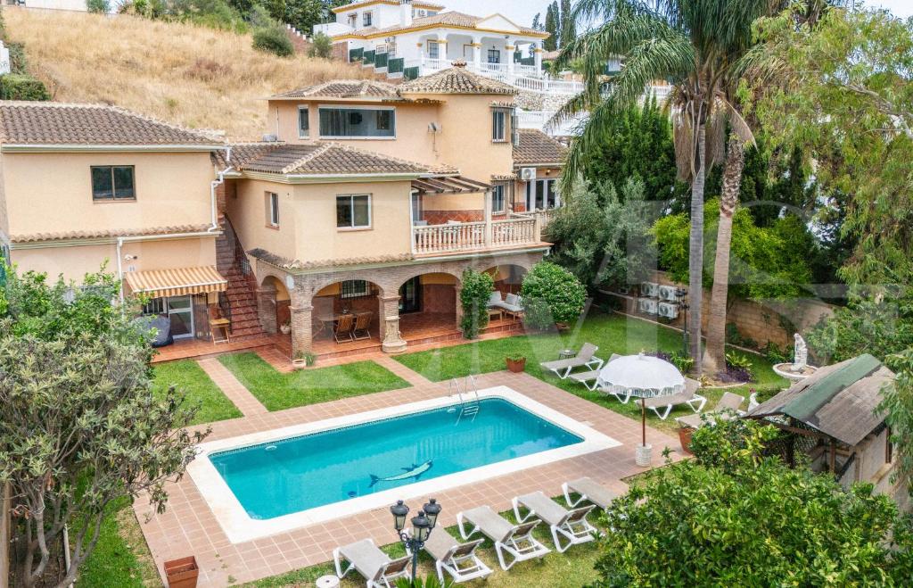 Bazén v ubytování Spacious Andalusian villa with private pool REMS nebo v jeho okolí