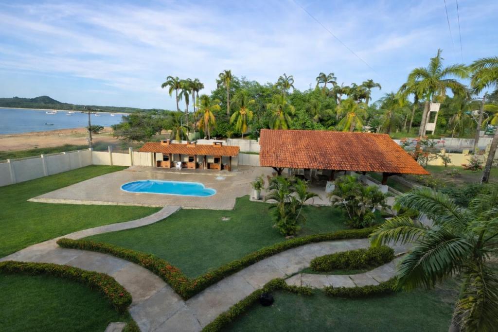 Luftaufnahme eines Hauses mit Swimmingpool in der Unterkunft Residencial Alter do Chao - Apartamento Duplex in Santarém