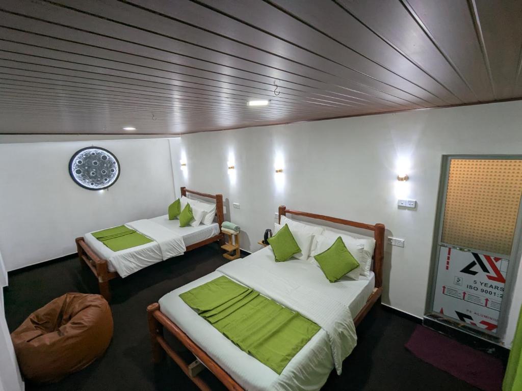 En eller flere senge i et værelse på Ella Morning Sunshine