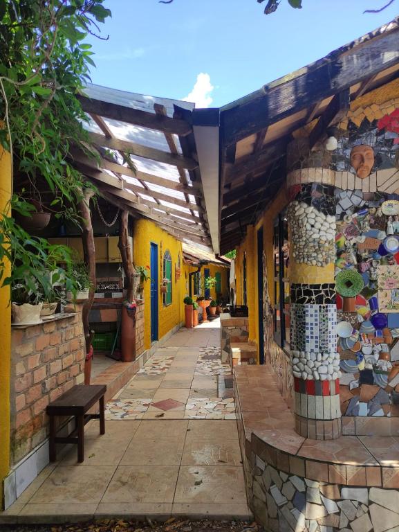 an alley with a building with colorful walls at Atelie Hospedagem in Palhoça