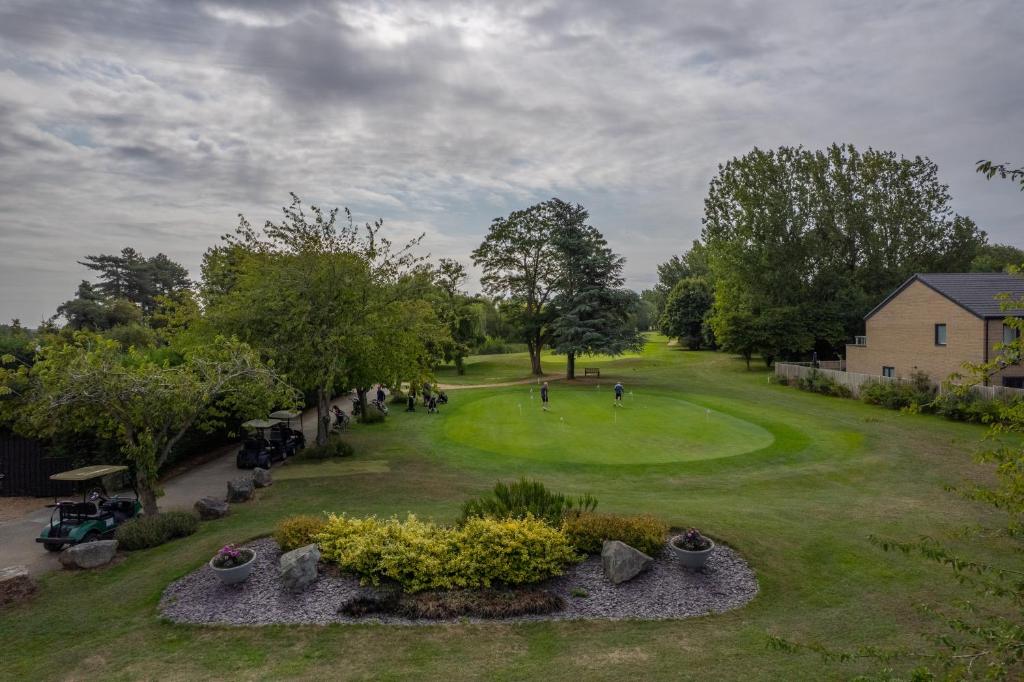 En have udenfor Cambridge Bar Hill Hotel, BW Signature Collection