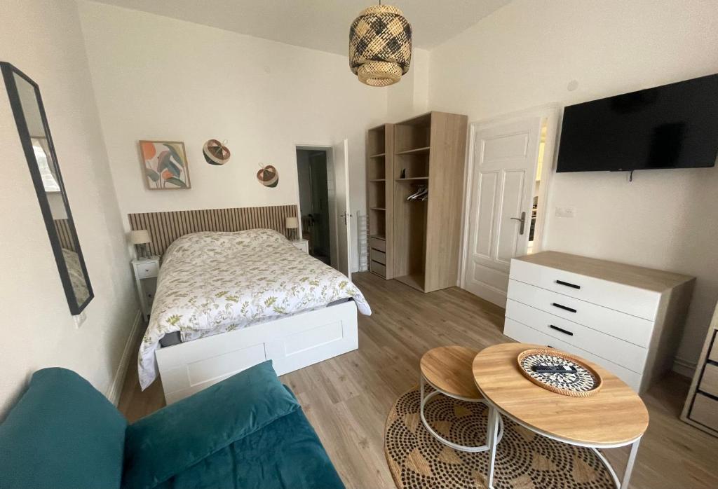 Postel nebo postele na pokoji v ubytování Le Jardin de Phanie, le calme de la campagne en ville