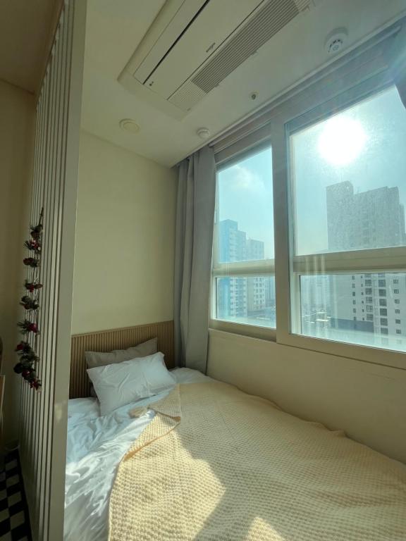 a small bedroom with a bed and a window at 부천역300m 코지하우스 in Sosa