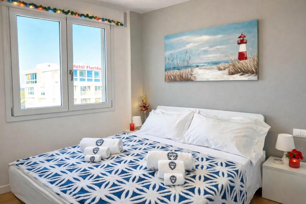 En eller flere senge i et værelse på Beach Front Apartment Sabbiadoro