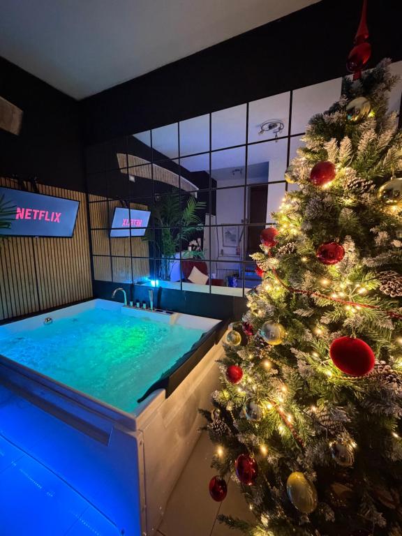 Bazén v ubytování AMA Esclusive SPA Madama nebo v jeho okolí