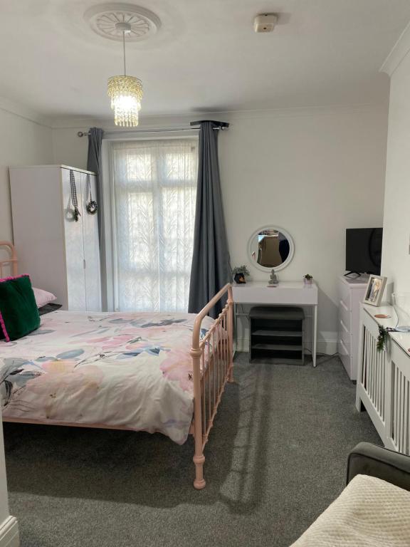 une chambre avec un lit, un bureau et une fenêtre dans l'établissement Chic & Cosy Studio Apartment, à Southampton