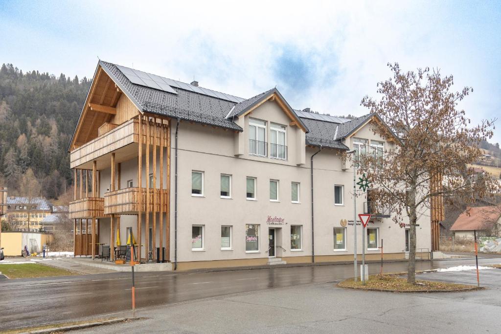 un gran edificio blanco con techo negro en Murleben Appartements, en Stadl an der Mur