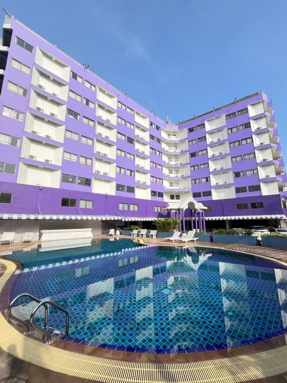 a hotel with a swimming pool in front of a building at Sawasdee Siam Pattaya Hotel in Pattaya Central