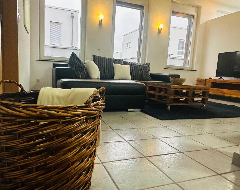 ein Wohnzimmer mit Sofa und Fernseher in der Unterkunft Stadtwohnung in Groß-Umstadt in Groß-Umstadt