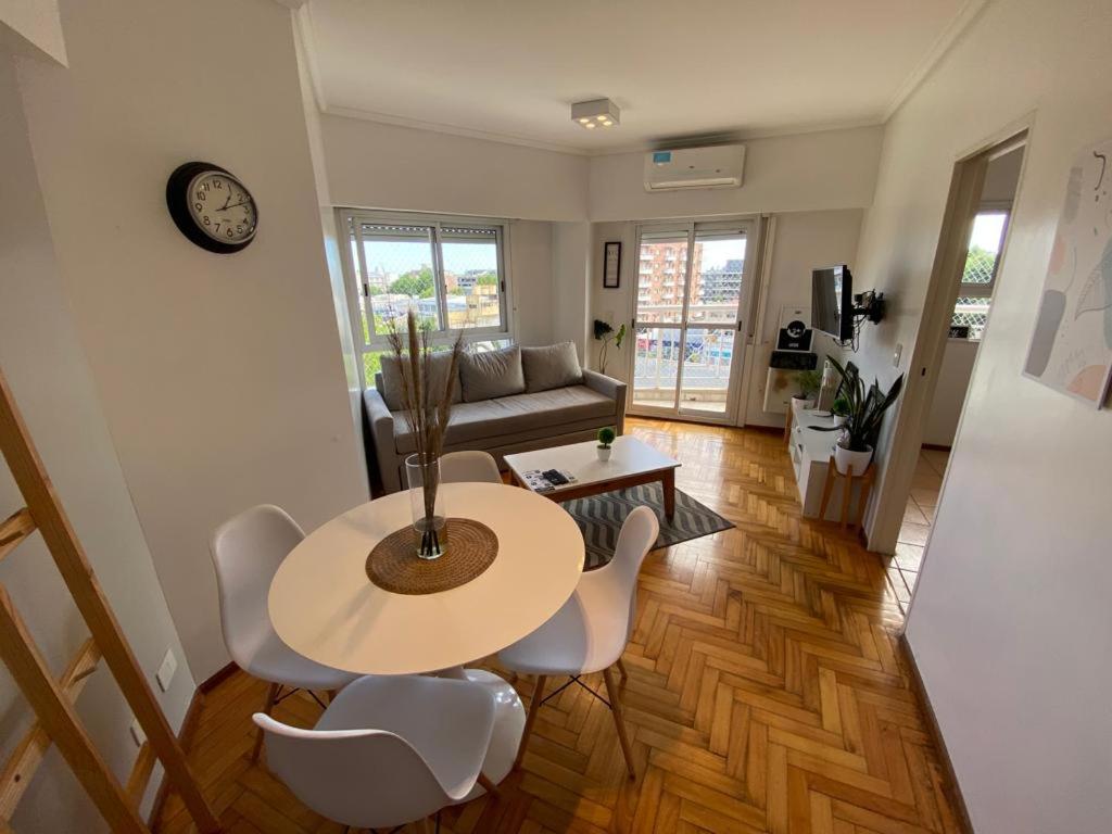 Khu vực ghế ngồi tại Tigre Centro con seguridad y piscina - Consultar parking