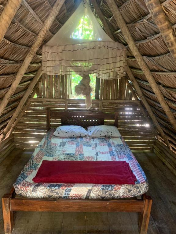 een slaapkamer met een bed op zolder bij Cabana Juriti in Camaçari