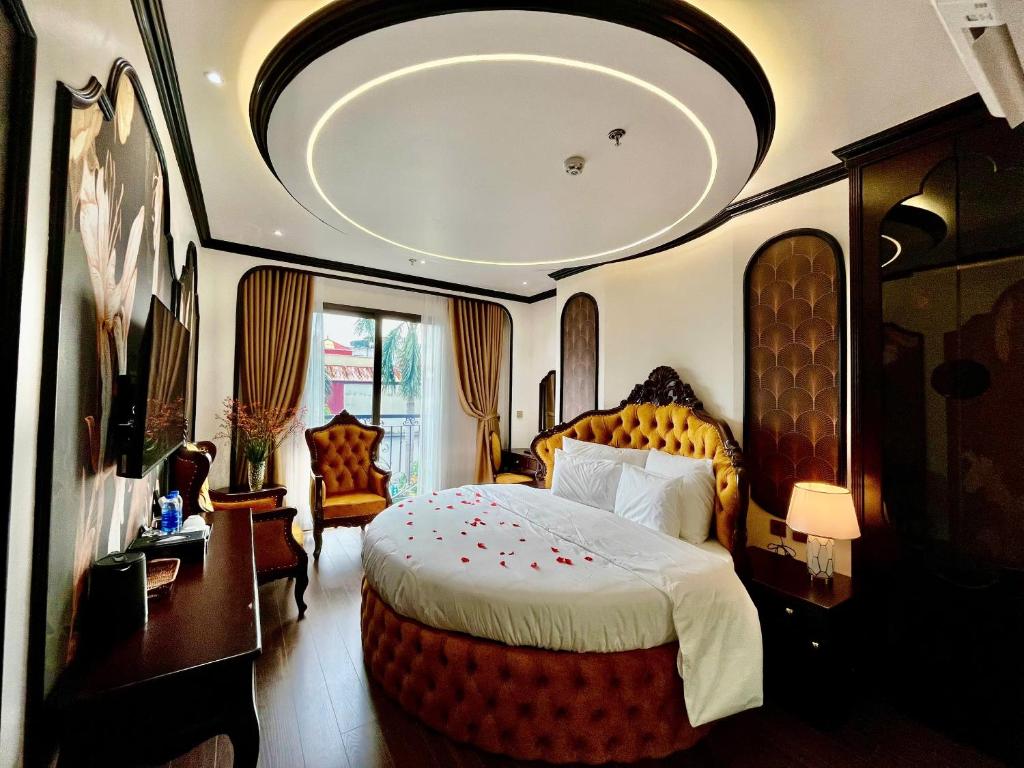a bedroom with a large bed in a room at Royal Hotel Hà Nội in Lưu Phái