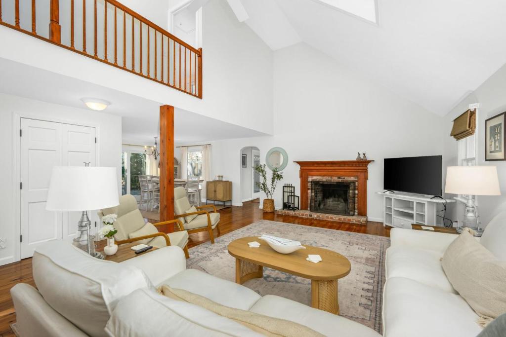 ein Wohnzimmer mit weißen Möbeln und einem Kamin in der Unterkunft 1 Walton Road Harwich - Harwich Hideaway in South Harwich