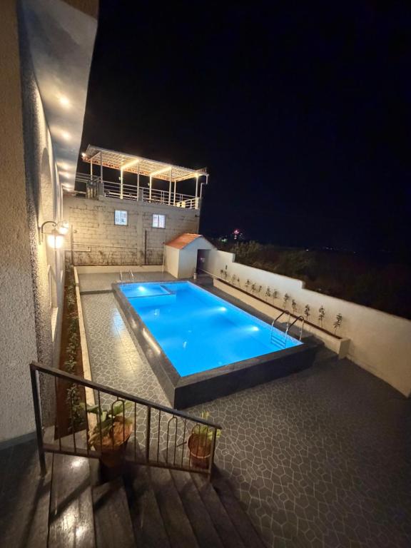 Swimmingpoolen hos eller tæt på Breeze Resort Panhala , Swimming Pool, Just 5 Minutes From Panhala!