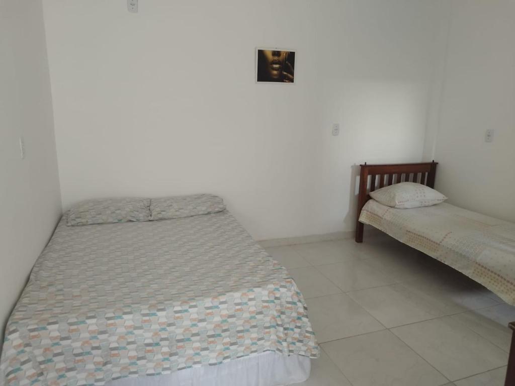 una camera da letto con un letto e una panca di Hostel dos amigos a Salinópolis