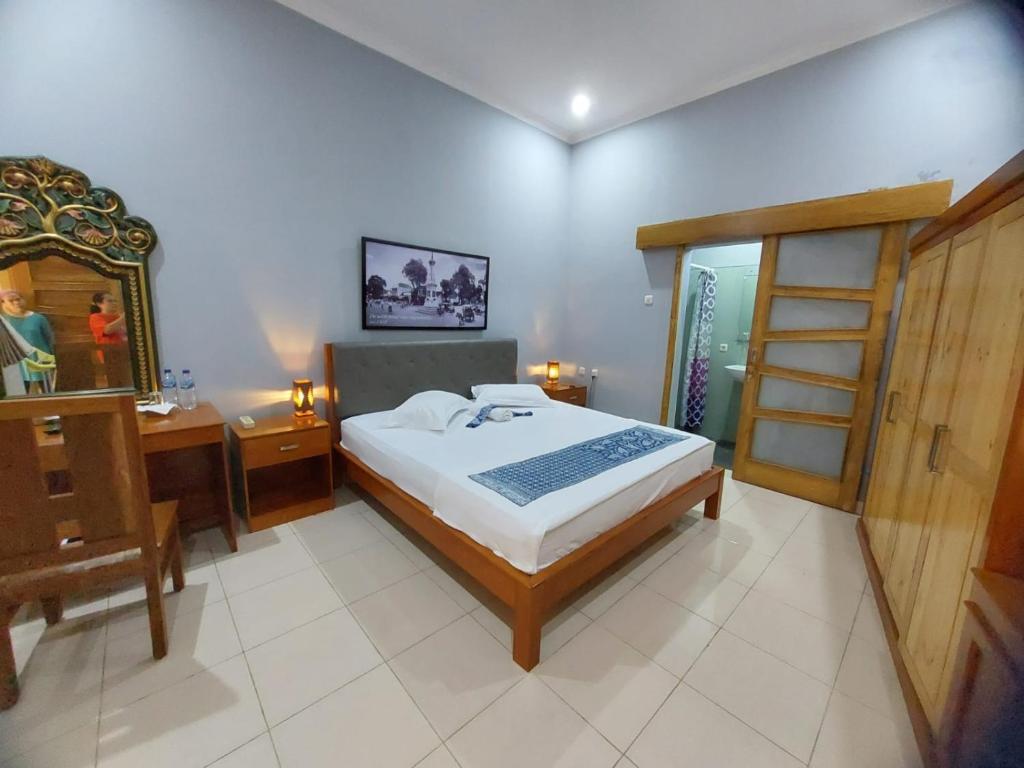 une chambre avec un lit, un bureau et un miroir dans l'établissement Hamemayu Homestay Relaxing Stay Near Nature, à Jejeran