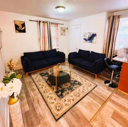 een woonkamer met een bank en een salontafel bij Natvy Alpha Suite - 3 Bedroom in Munhall