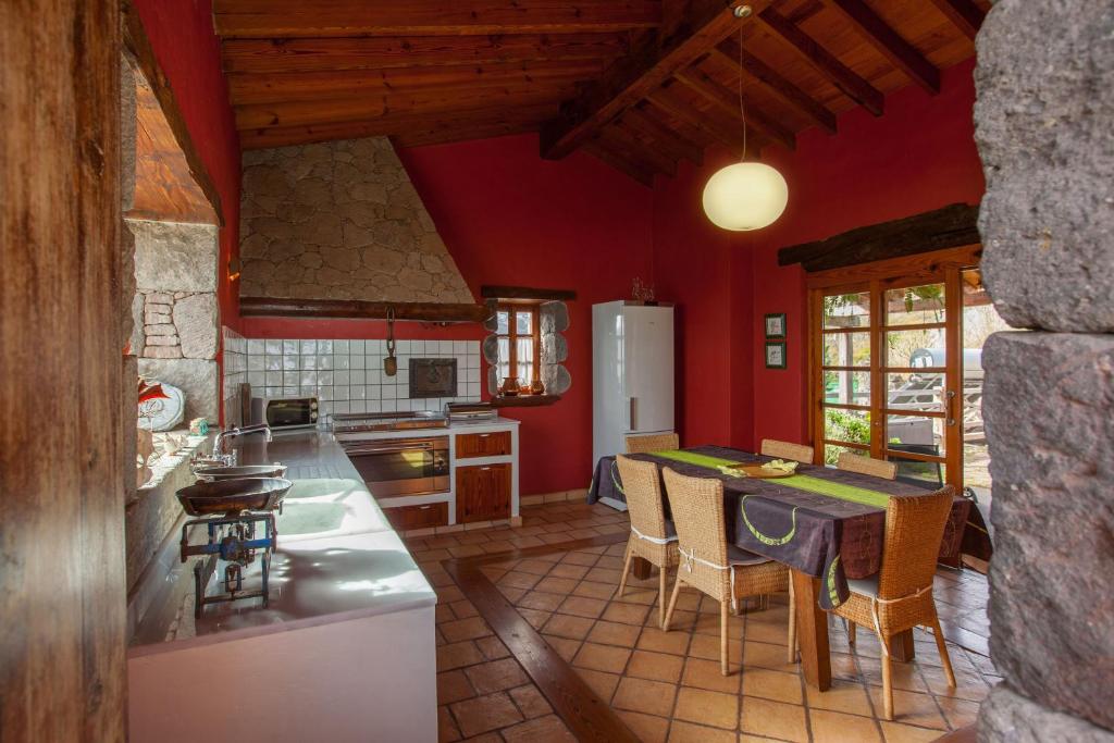 Kuchyň nebo kuchyňský kout v ubytování Mountain Hideaway House in Moya