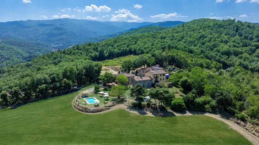 een luchtfoto van een huis in de bergen bij Tenuta Seriole 10 in Bibbiena
