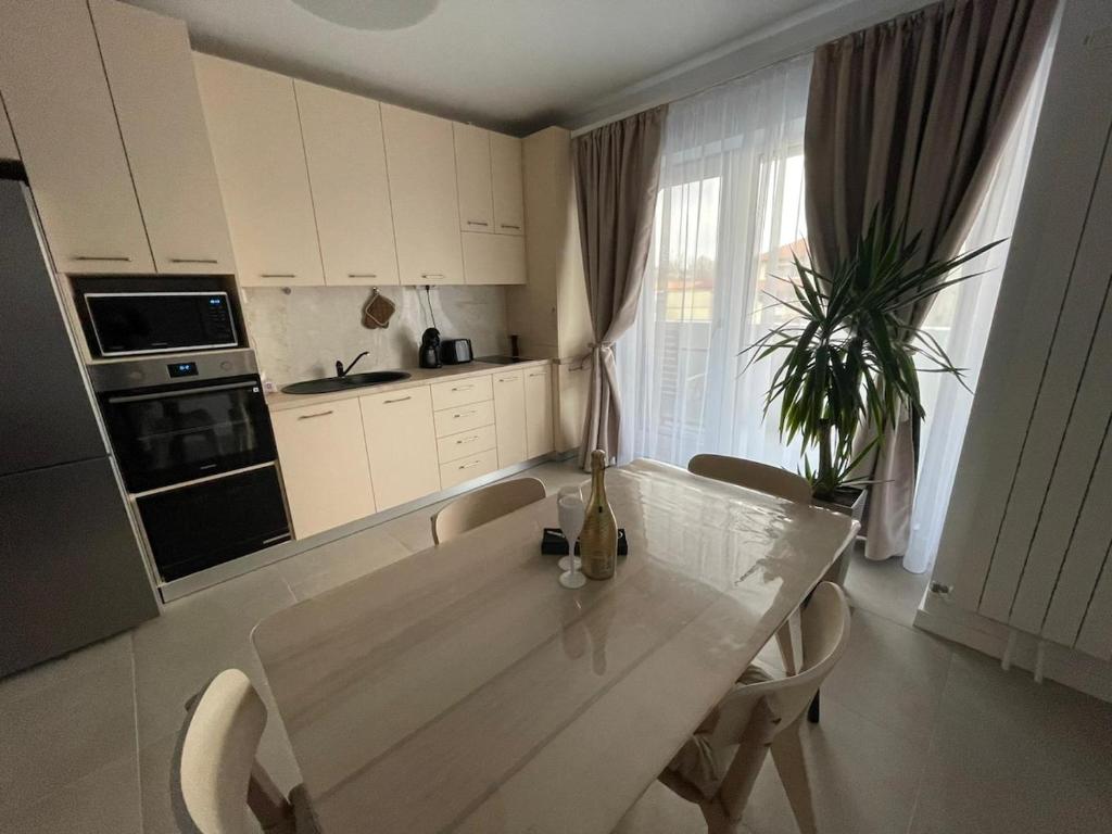 Køkken eller tekøkken på Eleven Odyssey Apartment