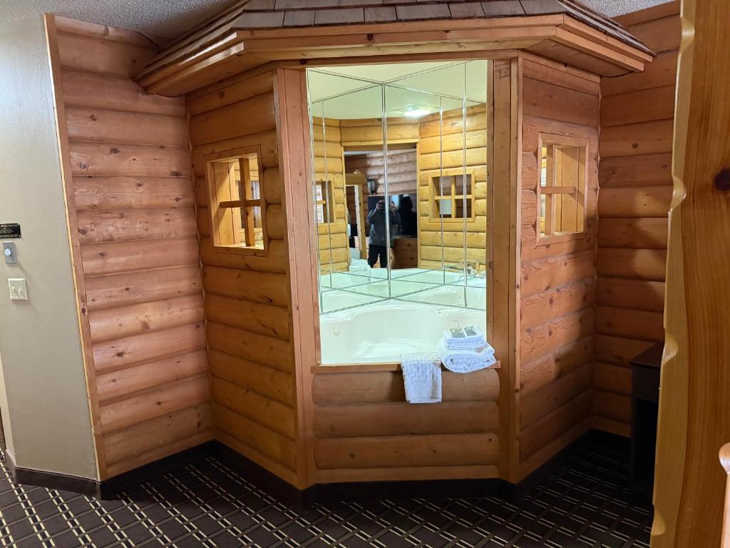 Best Western Dodgeville Inn & Suites - Queen Theme Room With Whirlpool - Non-Smoking