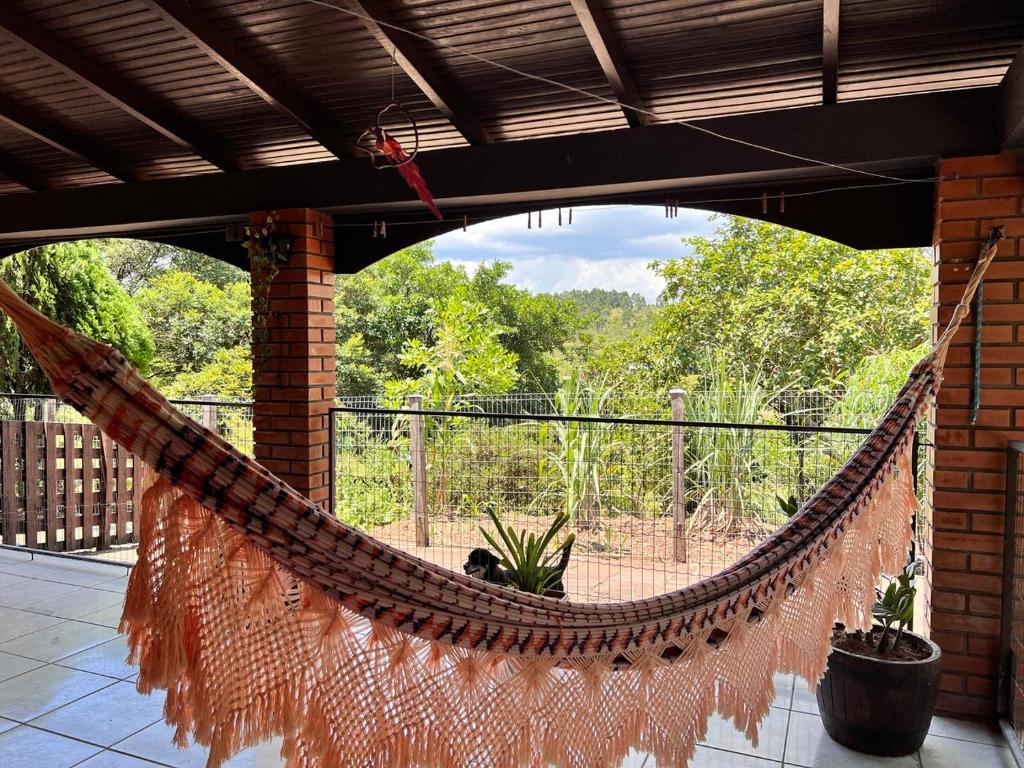 un patio con amaca e vista di Casa de Campo Pet Friendly com Churrasqueira a Pitangueiras