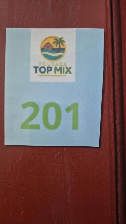 eine Tür mit einem Top-Mix-Schild darauf in der Unterkunft apto 201 in Florianópolis
