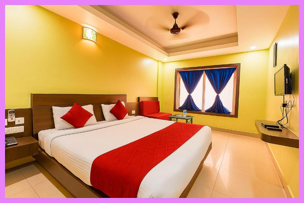 Postel nebo postele na pokoji v ubytování Hotel Aashviro Dipganga Premium Inn near Sea Beach # Jagannath Temple # Free wifi and Parking Facilities- Best Premium Hotel