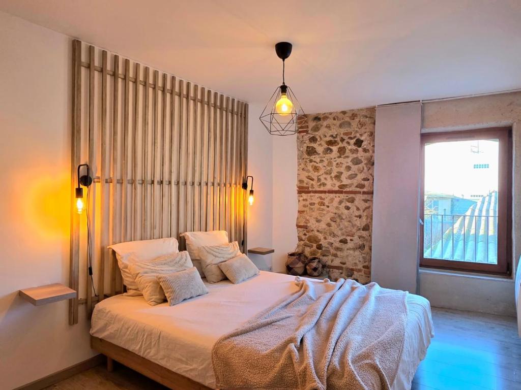 Postel nebo postele na pokoji v ubytování Ancienne cave rénovée & terrasse ensoleillée