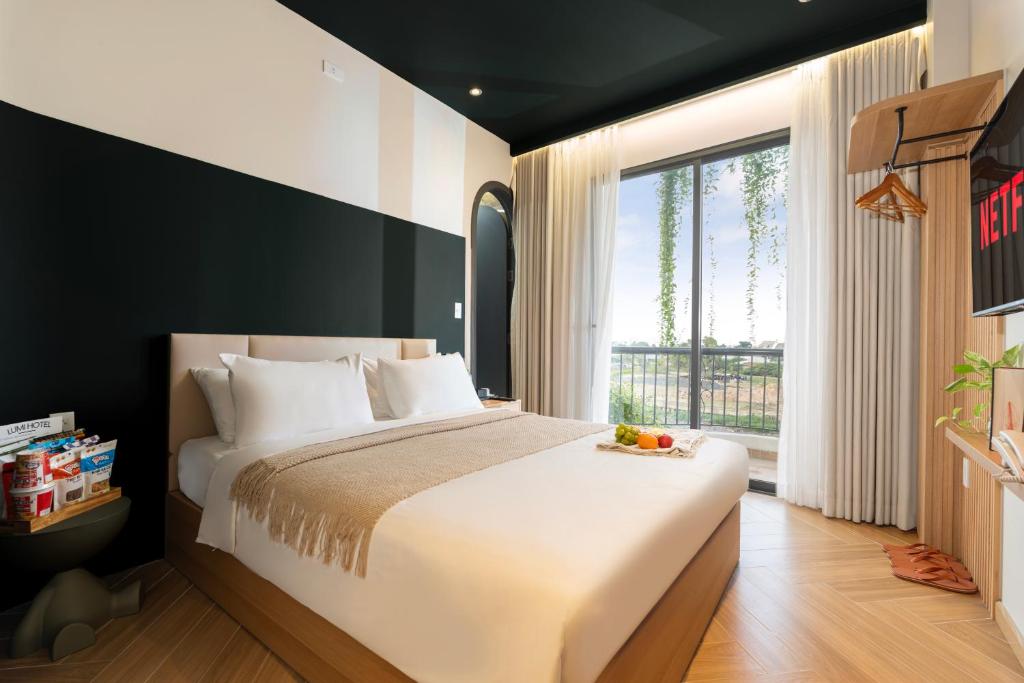 Giường trong phòng chung tại LUMI Reverside Hotel