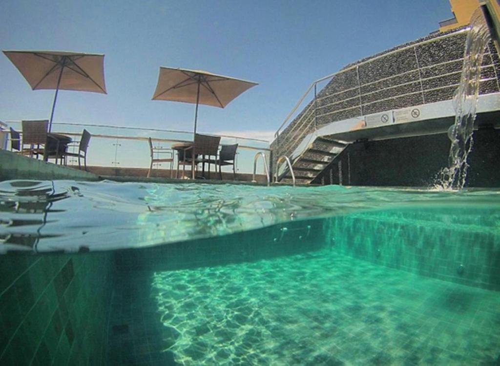 Bazén v ubytování Orla Copacabana Hotel nebo v jeho okolí