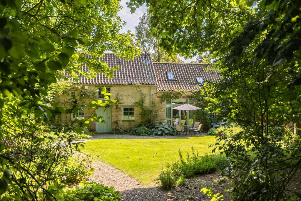 Vườn quanh The Coach House at Noelles Cottages