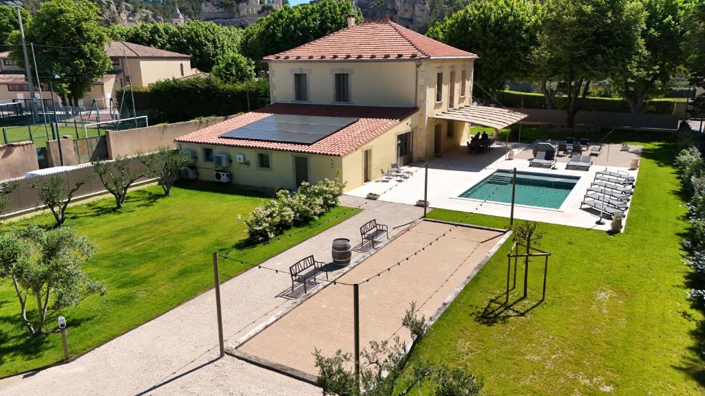 vue aérienne d'une maison avec piscine dans l'établissement Bastide des Oliviers, Maison Provençale, à Boulbon