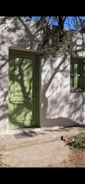 een groene deur aan de zijkant van een huis bij casamila in San Javier