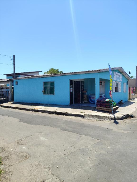 een blauw gebouw aan de straatkant bij Studio Apartamento in Capão da Canoa