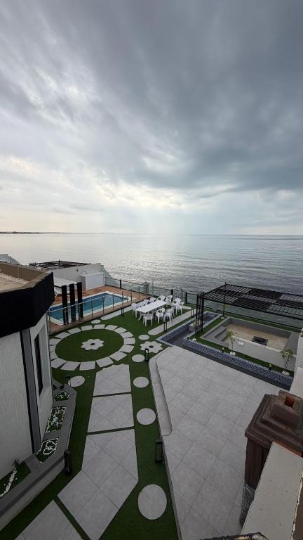vista su un patio con vista sull'oceano sullo sfondo di شاليهات ستارفيش a Umm Lajj