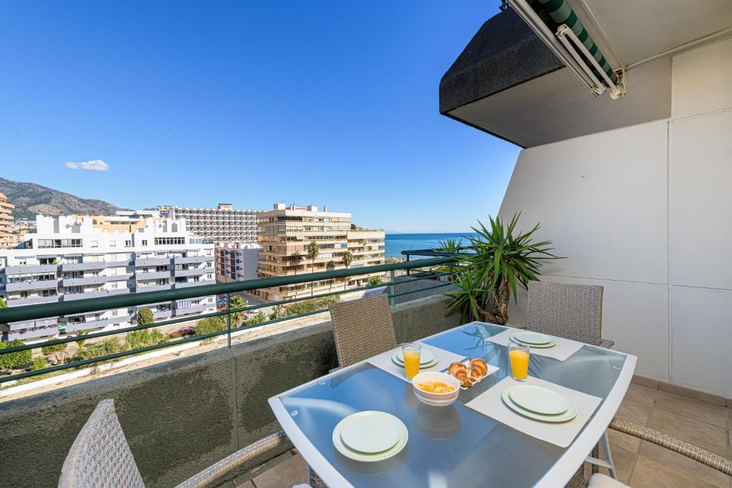 WintowinRentals Apartment with Stunning Sea and Mountain Views and Pool in Fuengirola