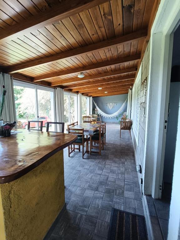ein Esszimmer mit Holzdecke und Tisch in der Unterkunft El Algarrobo Casa de campo en Cabalango in Cavalango