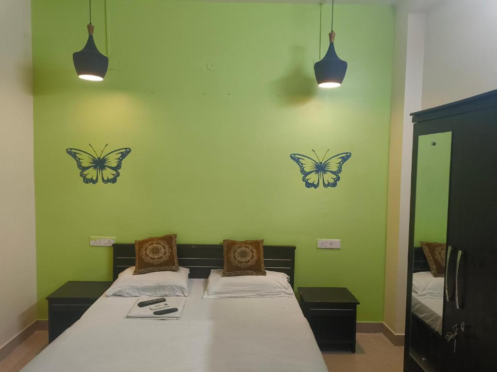 En eller flere senge i et værelse på Mohapatra Guest House