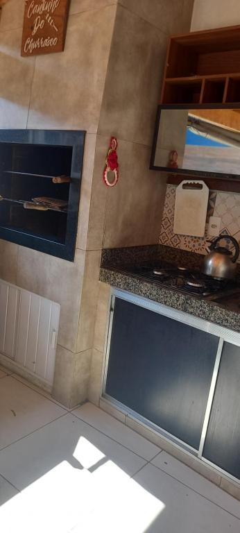 een keuken met een aanrecht in een kamer bij Casa in Bonito