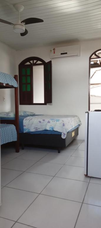 1 dormitorio con 1 cama y ventana en una habitación en Residencial Lage Suíte 05-A (Casal+01Beliche), en Porto Seguro