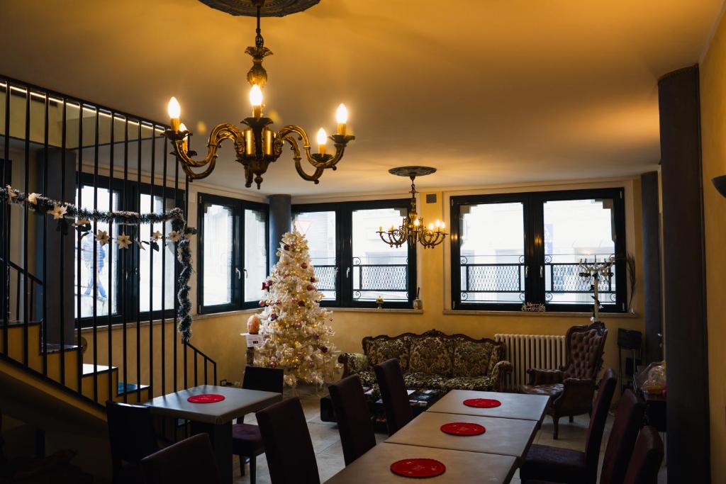 ein Esszimmer mit einem Weihnachtsbaum und einem Tisch in der Unterkunft La reggia di Gianfry in Fermo
